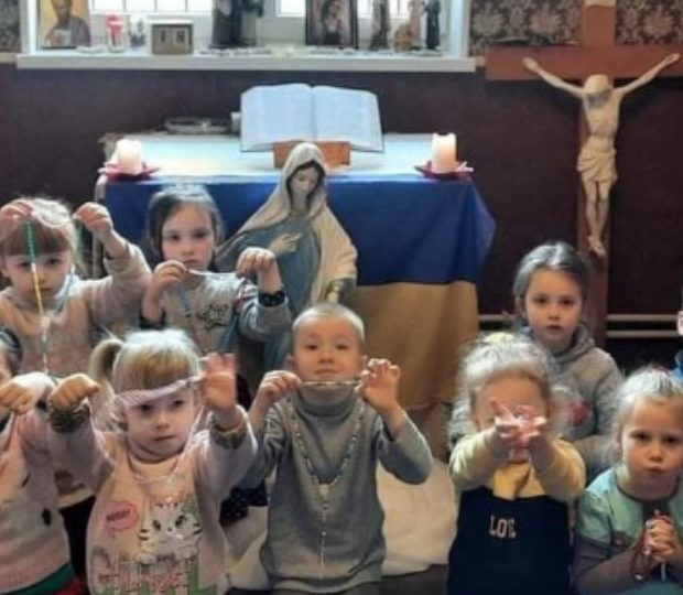 Dzieci modlą się o pokój